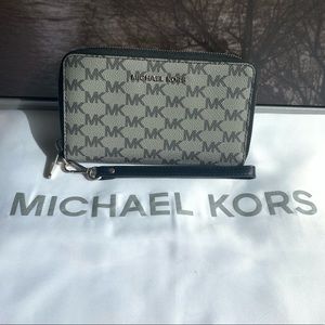 Michael Kors Zip Around Smartphone Wristlet